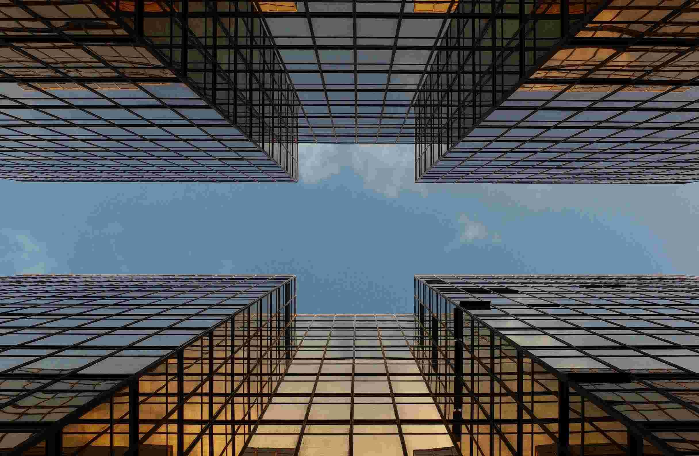 تبسيط إدارة المخزون باستخدام ملصقات UHF RFID: تعزيز عمليات البيع بالتجزئة