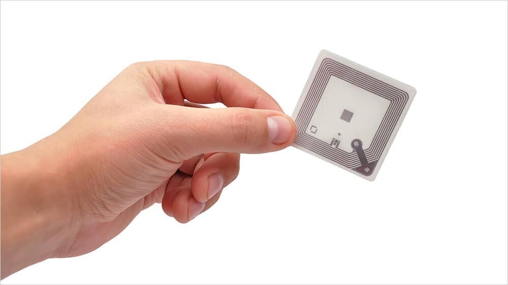 من التقاليد إلى الابتكار: كيف تُحدث تقنية تحديد الهوية بموجات الراديو (RFID) تحولاً في الصناعات