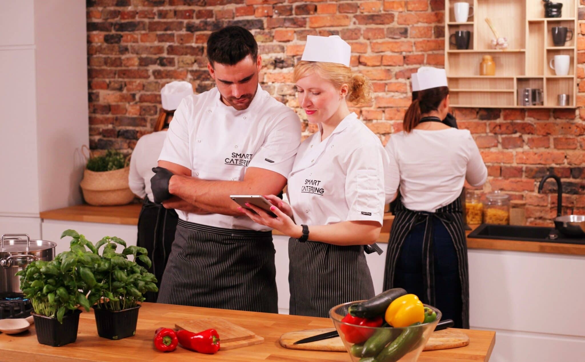 إحداث ثورة في تناول الطعام بدون تلامس: كيف تعزز تقنية تحديد الهوية بموجات الراديو (RFID) عملية طلب الطعام والدفع في المطاعم الذكية