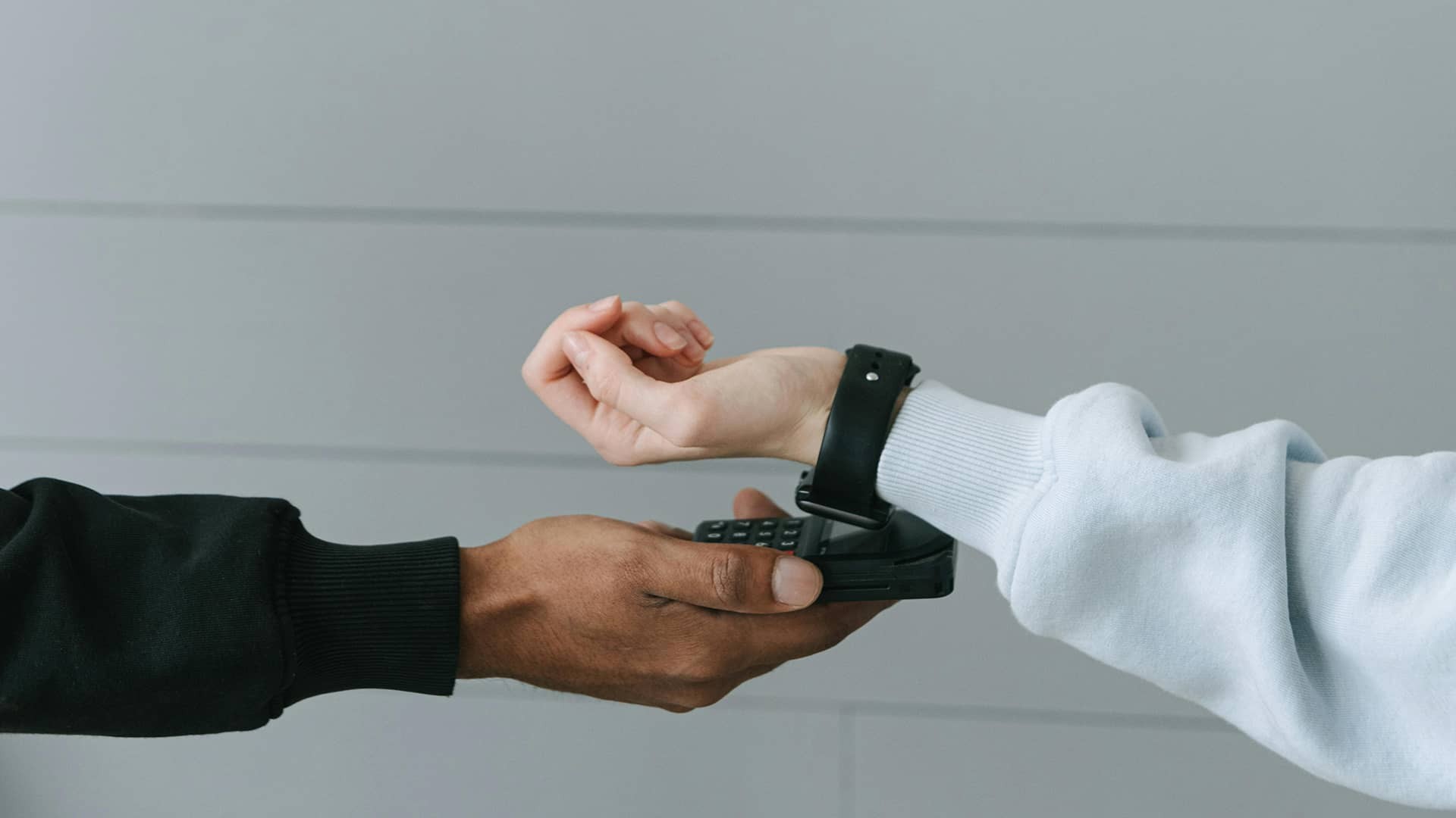 تقنية تحديد الهوية بموجات الراديو (RFID) تلتقي بالمدفوعات عبر الهاتف المحمول: الاتجاهات الناشئة والآفاق المستقبلية