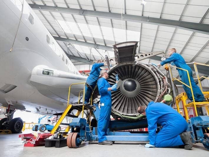 التكنولوجيا تحلق عالياً: تقنية تحديد الهوية بموجات الراديو ورموز الاستجابة السريعة في إدارة أدوات الطيران