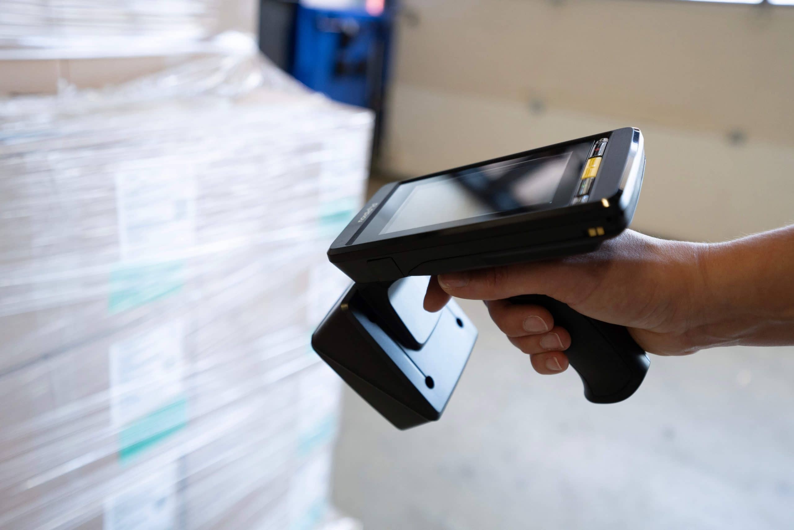 تقنية تحديد الهوية بموجات الراديو (RFID): تعزيز سلامة الغذاء من خلال أنظمة التتبع