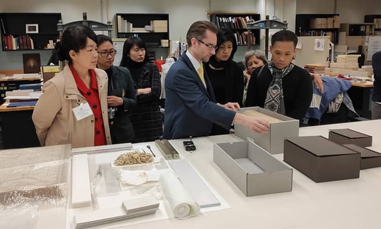 إحداث ثورة في تتبع الأعمال الفنية: دور تقنية تحديد الهوية بموجات الراديو (RFID) في الإدارة والأمن