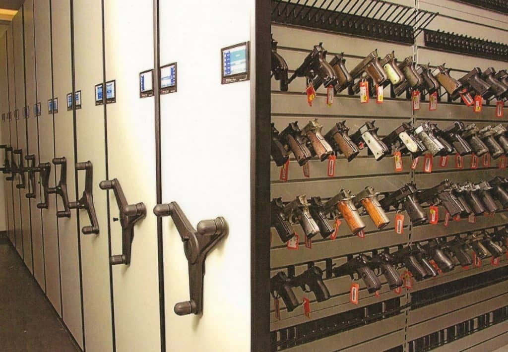 تعزيز أمن الأسلحة باستخدام تقنية تحديد الهوية بموجات الراديو (RFID): الخزائن الذكية، وهوائيات الترددات العالية جدًا (UHF)، والتتبع في الوقت الفعلي