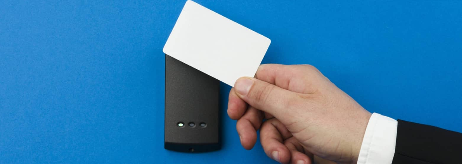 بناء حرم جامعي ذكي: نظام إدارة ببطاقة واحدة مدعوم بتقنية RFID