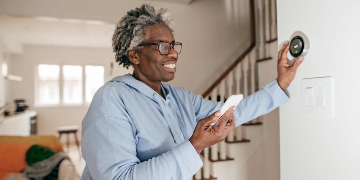 الرعاية الذكية لكبار السن باستخدام تقنية تحديد الهوية بموجات الراديو (RFID): من المراقبة الآنية إلى السلامة الاستباقية