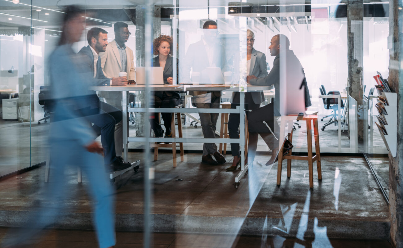 وصول سلس، تحكم أكثر ذكاءً: تقنية تحديد الهوية بموجات الراديو (RFID) تعيد تعريف أمن المؤسسات وحركة القوى العاملة