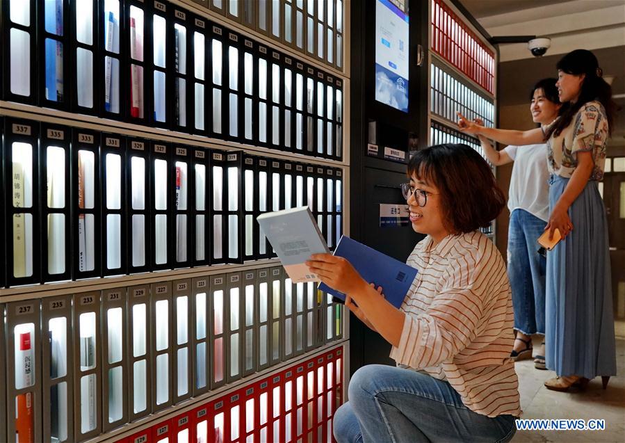 إدارة المكتبة الذكية: تقنية تحديد الهوية بموجات الراديو (RFID) تُمكّن من الاستعارة الذاتية، والإرجاع، وتتبع المخزون بسرعة.