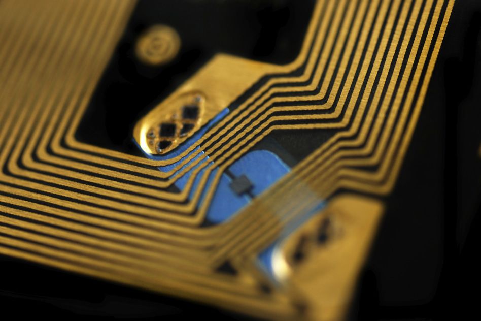 كيف تُمكّن تقنية تحديد الهوية بموجات الراديو (RFID) من الرؤية الشاملة في التصنيع الحديث