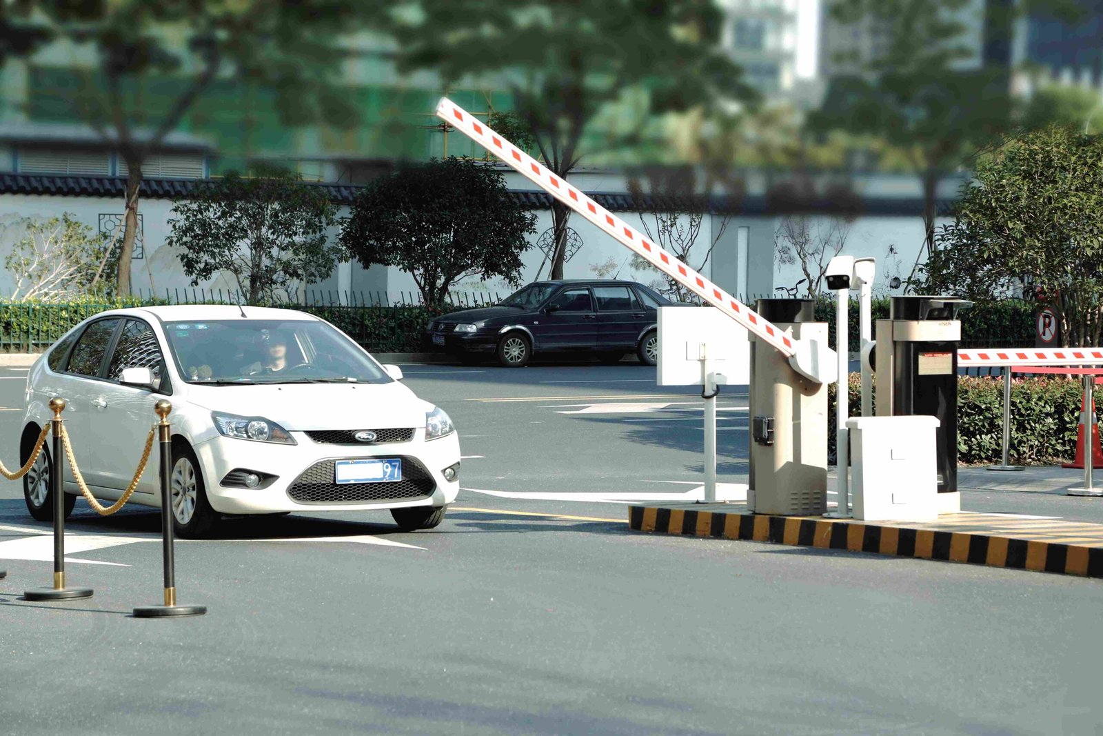 لماذا تُحدث تقنية UHF RFID ثورة في إدارة الحضور والتحكم في دخول المركبات